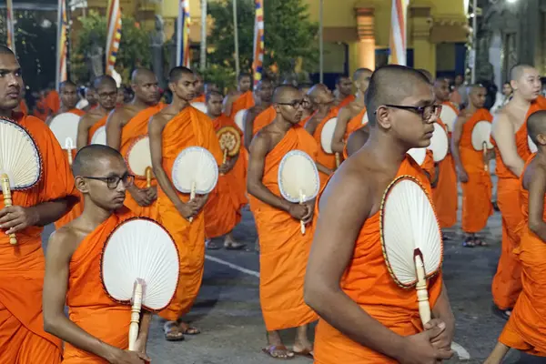 Colombo, Sri Lanka - 11 Şubat 2025: Gangaramaya Navam Perahera festivalinde Budist rahipler