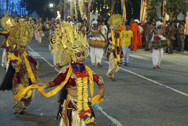 Colombo, Sri Lanka - 11 Şubat 2025: Gangaramaya Navam Maha Perahera festivalinde kadın sanatçılar