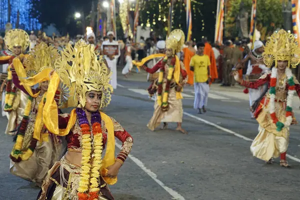 Colombo, Sri Lanka - 11 Şubat 2025: Gangaramaya Navam Maha Perahera festivalinde kadın sanatçılar
