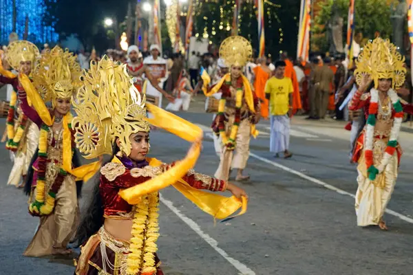 Colombo, Sri Lanka - 11 Şubat 2025: Gangaramaya Navam Maha Perahera festivalinde kadın sanatçılar