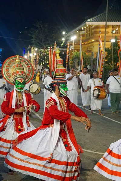 Colombo, Sri Lanka - 11 Şubat 2025: Gangaramaya Navam Maha Perahera festivalinde sanatçılar