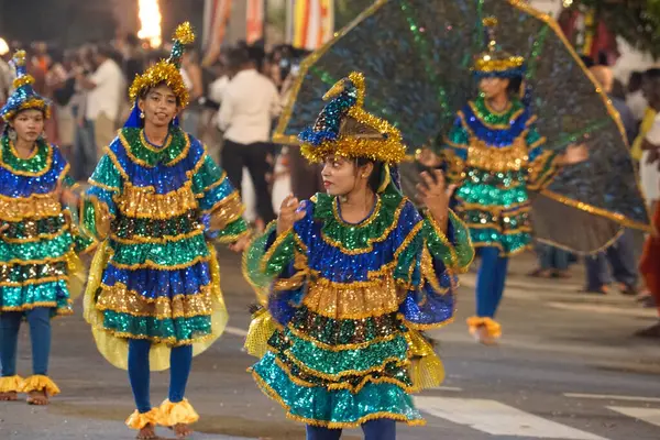 Colombo, Sri Lanka - 11 Şubat 2025: Gangaramaya Navam Maha Perahera festivalinde kadın sanatçılar