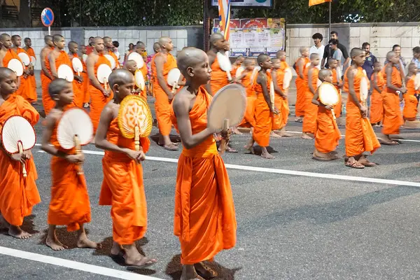 Colombo, Sri Lanka - 11 Şubat 2025: Gangaramaya Navam Perahera festivalinde Budist rahipler