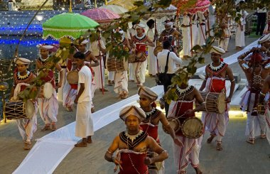 Colombo, Sri Lanka - 11 Şubat 2025: Gangaramaya Navam Maha Perahera festivalinde müzisyen