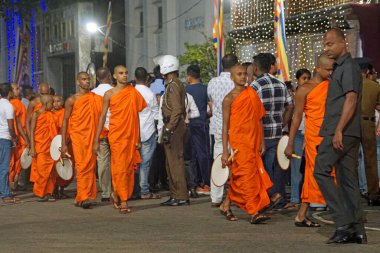 Colombo, Sri Lanka - 11 Şubat 2025: Gangaramaya Navam Perahera festivalinde Budist rahipler