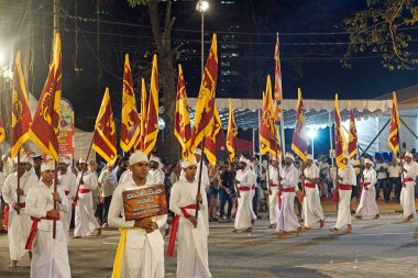 Colombo, Sri Lanka - 11 Şubat 2025: Gangaramaya Navam Maha Perahera festivalinde renkli bayraklar