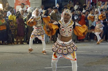 Colombo, Sri Lanka - 11 Şubat 2025: Gangaramaya Navam Maha Perahera festivalinde sanatçılar