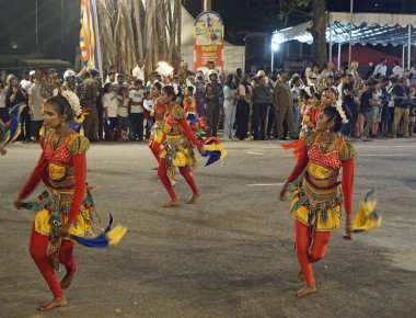 Colombo, Sri Lanka - 11 Şubat 2025: Gangaramaya Navam Maha Perahera festivalinde kadın sanatçılar