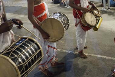 Colombo, Sri Lanka - 11 Şubat 2025: Gangaramaya Navam Maha Perahera festivalinde müzisyen