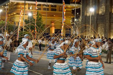 Colombo, Sri Lanka - 11 Şubat 2025: Gangaramaya Navam Maha Perahera festivalinde sanatçılar