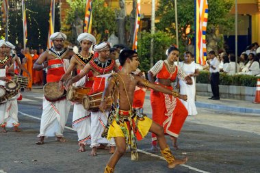 Colombo, Sri Lanka - 11 Şubat 2025: Gangaramaya Navam Maha Perahera festivalinde sanatçılar