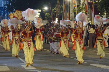 Colombo, Sri Lanka - 11 Şubat 2025: Gangaramaya Navam Maha Perahera festivalinde kadın sanatçılar