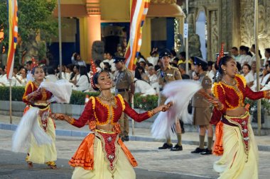 Colombo, Sri Lanka - 11 Şubat 2025: Gangaramaya Navam Maha Perahera festivalinde kadın sanatçılar