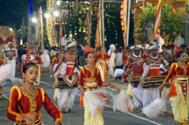Colombo, Sri Lanka - 11 Şubat 2025: Gangaramaya Navam Maha Perahera festivalinde kadın sanatçılar