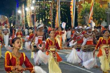 Colombo, Sri Lanka - 11 Şubat 2025: Gangaramaya Navam Maha Perahera festivalinde kadın sanatçılar