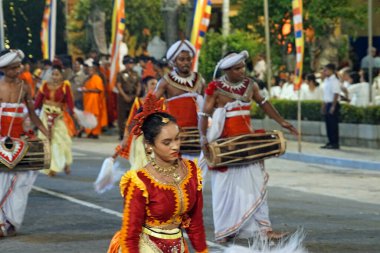 Colombo, Sri Lanka - 11 Şubat 2025: Gangaramaya Navam Maha Perahera festivalinde kadın sanatçılar