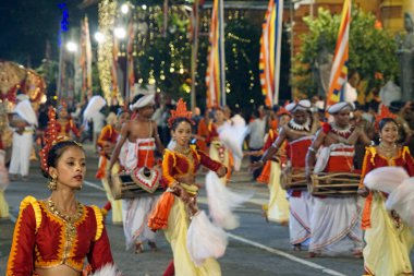 Colombo, Sri Lanka - 11 Şubat 2025: Gangaramaya Navam Maha Perahera festivalinde kadın sanatçılar