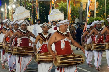 Colombo, Sri Lanka - 11 Şubat 2025: Gangaramaya Navam Maha Perahera festivalinde müzisyen