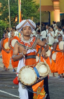 Colombo, Sri Lanka - 11 Şubat 2025: Gangaramaya Navam Maha Perahera festivalinde müzisyen