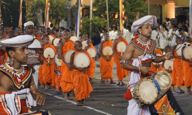 Colombo, Sri Lanka - 11 Şubat 2025: Gangaramaya Navam Maha Perahera festivalinde müzisyen