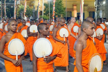 Colombo, Sri Lanka - 11 Şubat 2025: Gangaramaya Navam Perahera festivalinde Budist rahipler