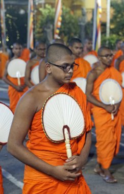 Colombo, Sri Lanka - 11 Şubat 2025: Gangaramaya Navam Perahera festivalinde Budist rahipler