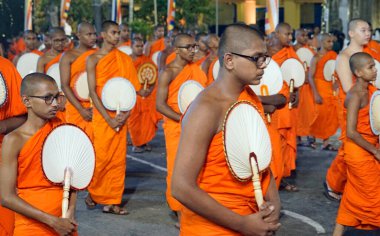 Colombo, Sri Lanka - 11 Şubat 2025: Gangaramaya Navam Perahera festivalinde Budist rahipler