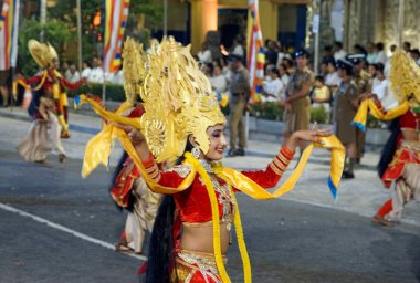 Colombo, Sri Lanka - 11 Şubat 2025: Gangaramaya Navam Maha Perahera festivalinde kadın sanatçılar