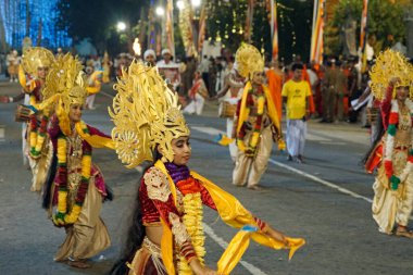 Colombo, Sri Lanka - 11 Şubat 2025: Gangaramaya Navam Maha Perahera festivalinde kadın sanatçılar