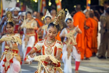 Colombo, Sri Lanka - 11 Şubat 2025: Gangaramaya Navam Maha Perahera festivalinde kadın sanatçılar