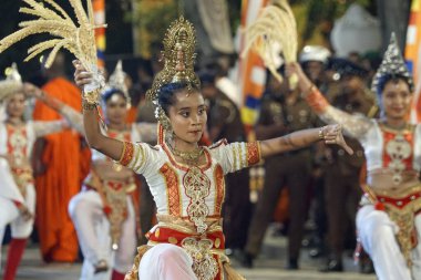 Colombo, Sri Lanka - 11 Şubat 2025: Gangaramaya Navam Maha Perahera festivalinde kadın sanatçılar