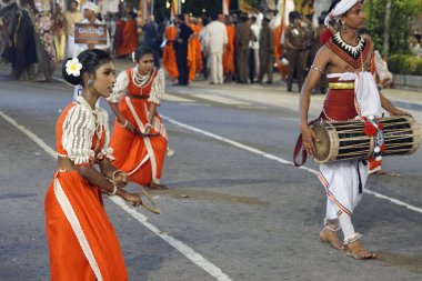 Colombo, Sri Lanka - 11 Şubat 2025: Gangaramaya Navam Maha Perahera festivalinde sanatçılar