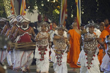 Colombo, Sri Lanka - 11 Şubat 2025: Gangaramaya Navam Maha Perahera festivalinde sanatçılar