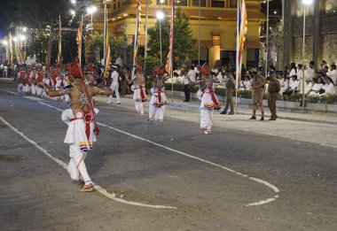 Colombo, Sri Lanka - 11 Şubat 2025: Gangaramaya Navam Maha Perahera festivalinde sanatçılar
