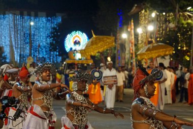 Colombo, Sri Lanka - 11 Şubat 2025: Gangaramaya Navam Maha Perahera festivalinde sanatçılar
