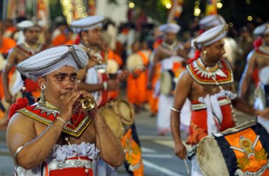 Colombo, Sri Lanka - 11 Şubat 2025: Gangaramaya Navam Maha Perahera festivalinde sanatçılar