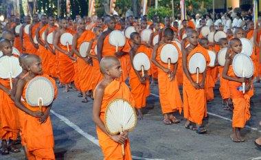 Colombo, Sri Lanka - 11 Şubat 2025: Gangaramaya Navam Perahera festivalinde Budist rahipler