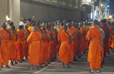 Colombo, Sri Lanka - 11 Şubat 2025: Gangaramaya Navam Perahera festivalinde Budist rahipler