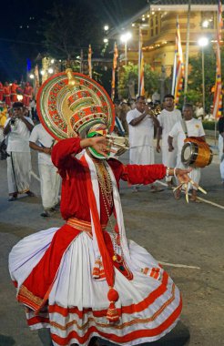 Colombo, Sri Lanka - 11 Şubat 2025: Gangaramaya Navam Maha Perahera festivalinde sanatçılar