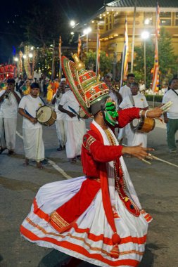 Colombo, Sri Lanka - 11 Şubat 2025: Gangaramaya Navam Maha Perahera festivalinde sanatçılar