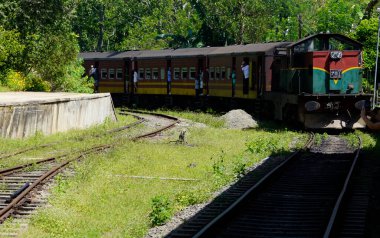 Ella, Sri Lanka - 6 Şubat 2025: Tipik tren yolculuğu sahnesi