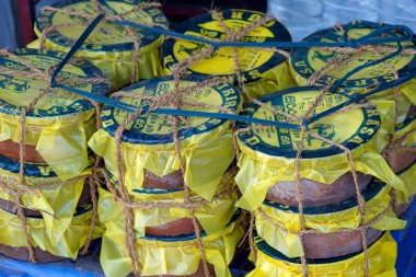 Galle, Sri Lanka - 31 Ocak 2025: Piyasada lezzetli bufalo kaymağı