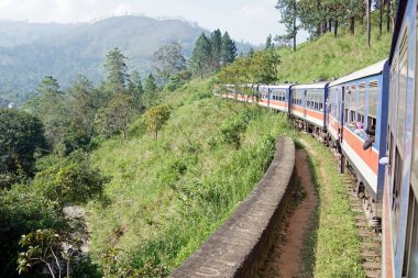 Ella, Sri Lanka - 6 Şubat 2025: Tren yolculuğu 
