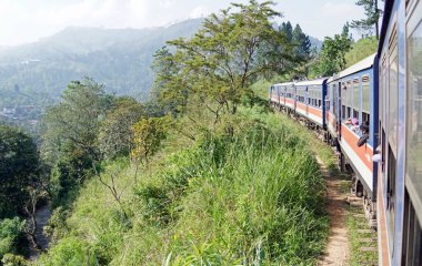 Ella, Sri Lanka - 6 Şubat 2025: Tren yolculuğu 