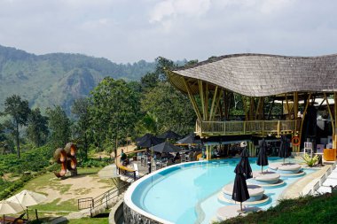 Ella, Sri Lanka - 5 Şubat 2025: ravana havuz kulübü Ella, Sri Lanka 'daki dağ manzarası sunuyor.