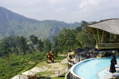 Ella, Sri Lanka - 5 Şubat 2025: ravana havuz kulübü Ella, Sri Lanka 'daki dağ manzarası sunuyor.