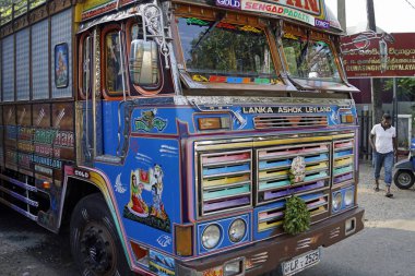 Colombo, Sri Lanka - 10 Şubat 2025: Colombo sokaklarında renkli bir kamyon