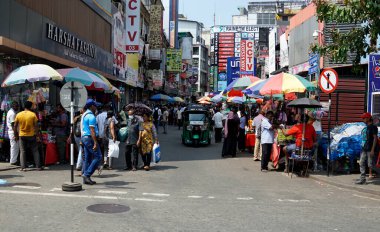 Colombo, Sri Lanka - 10 Şubat 2025: Pettah 'ta işlek caddeler