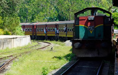 Ella, Sri Lanka - 6 Şubat 2025: Tipik tren yolculuğu sahnesi