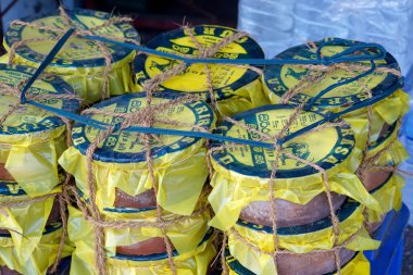 Galle, Sri Lanka - 31 Ocak 2025: Piyasada lezzetli bufalo kaymağı